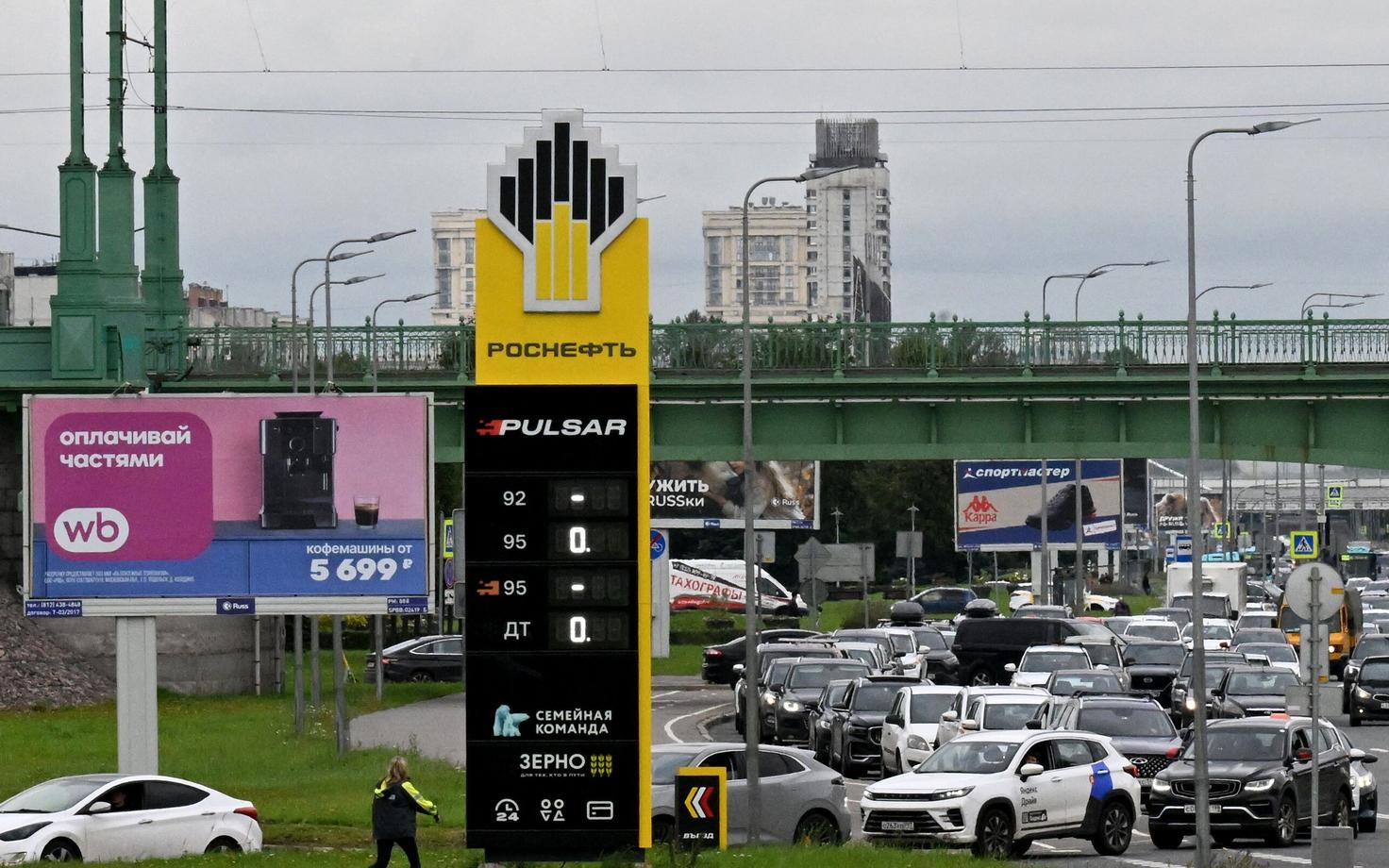 Autod seisavad 11. septembril Peterburis Rosnefti tankla järjekorras