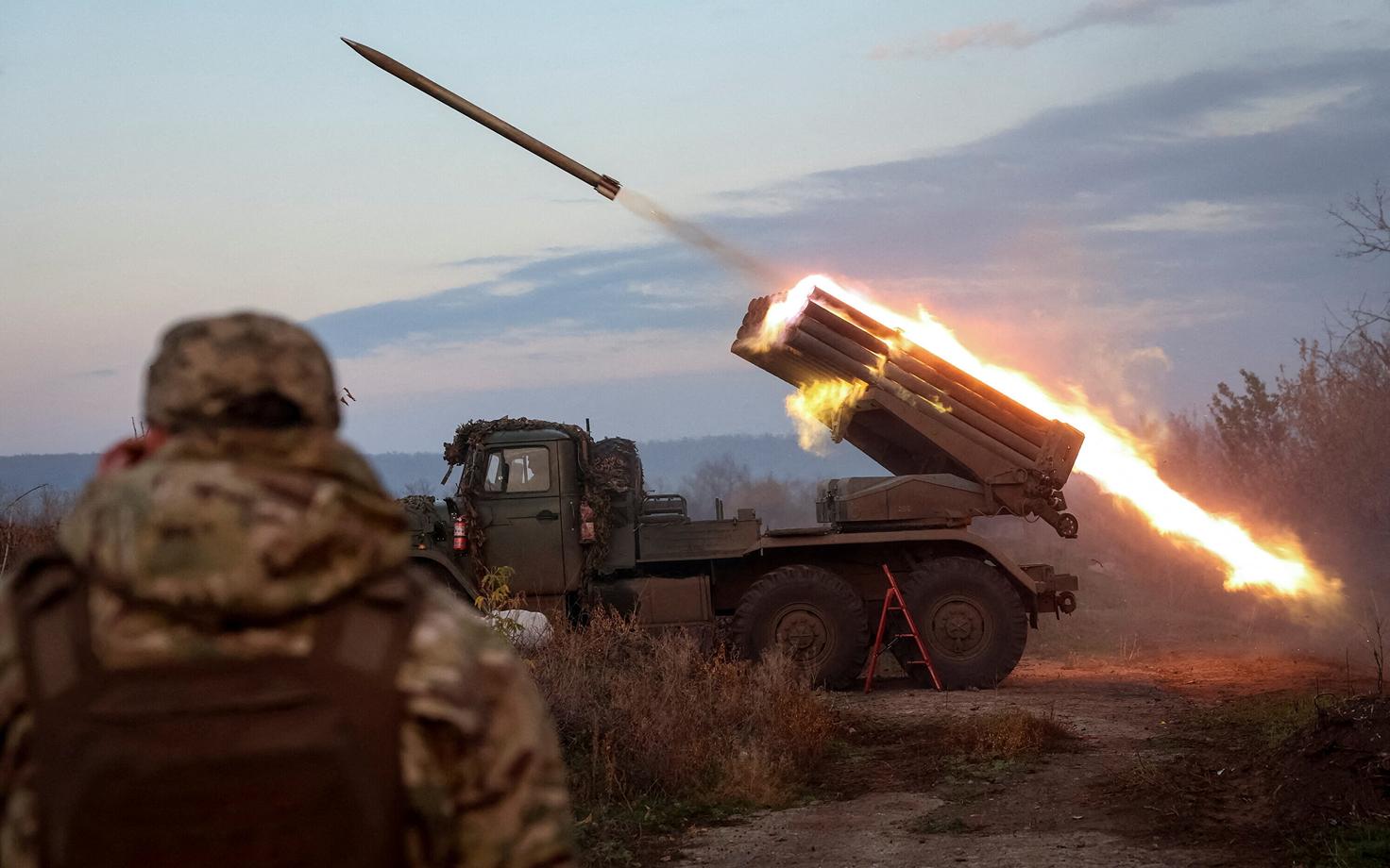 Ukraina üksus tulistamas Vene positsioone mitmelasulisest raketiheitjast Grad.
