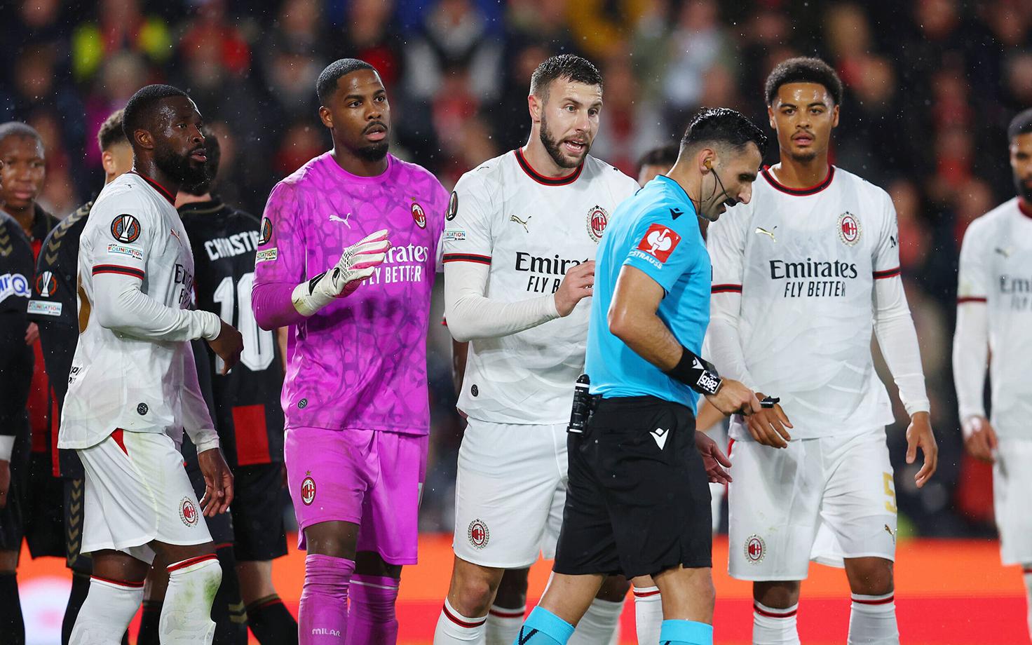AC Milan jäi neljapäevases Euroopa liiga mängus Bournemouthi vastu kümnekesi juba 27. minutil, kui väravavaht Mike Maignan sai punase kaardi