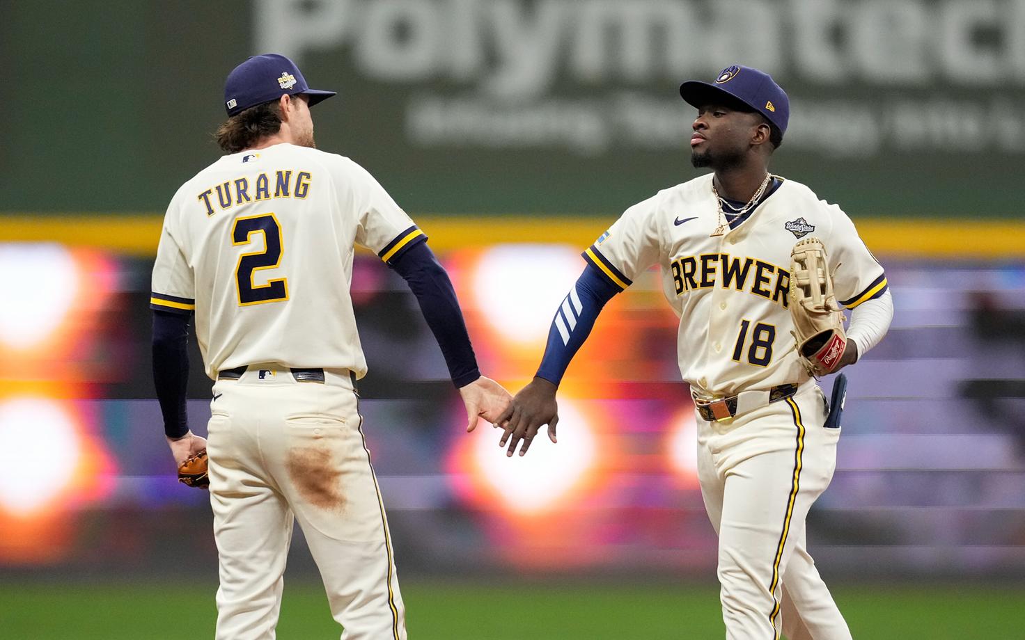 Milwaukee Brewersi mängijad Brice Turang ja Luis Lara