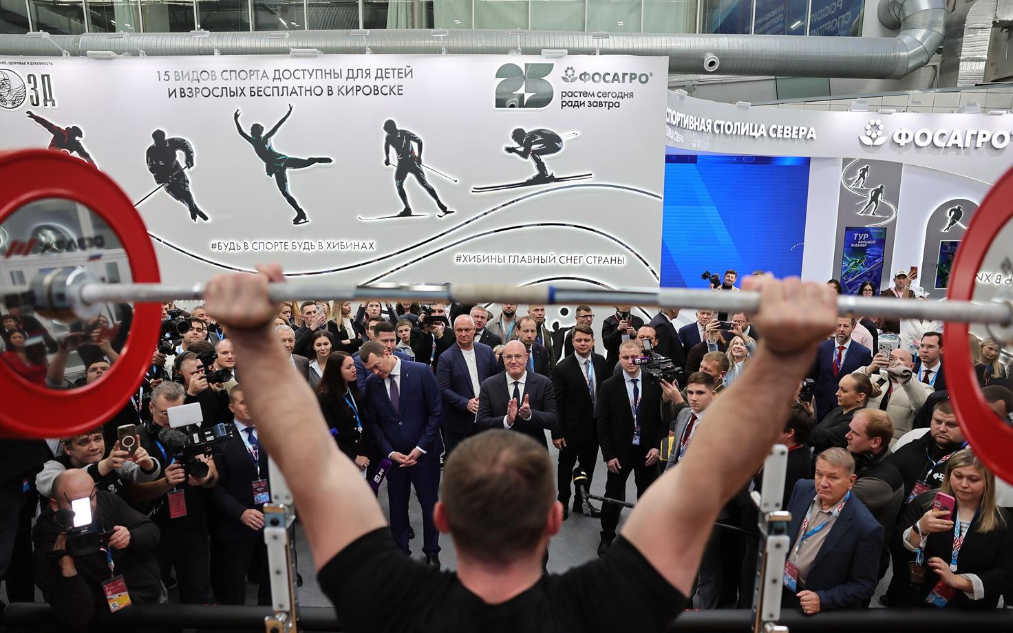 Venemaa spordiminister ja Venemaa Olümpiakomitee esimees Mihhail Degtjarjov ning Venemaa asepeaminister Dmitri Tšernõšenko (vasakult paremale, keskel) külastamas näitust 2026. aasta rahvusvahelise foorumi