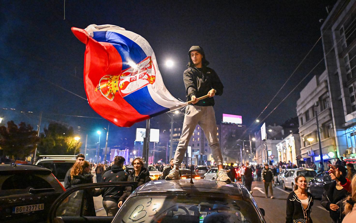Belgradis puhkesid pidustused, kui endine president Aleksandar Vučić tunnistas kaotust.