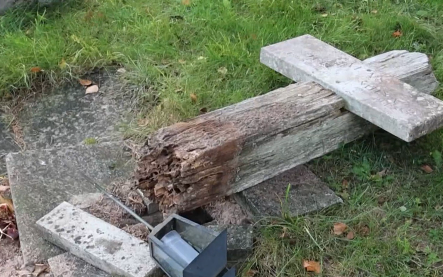 Kihelkonna kalmistul lõhuti hauatähiseid.