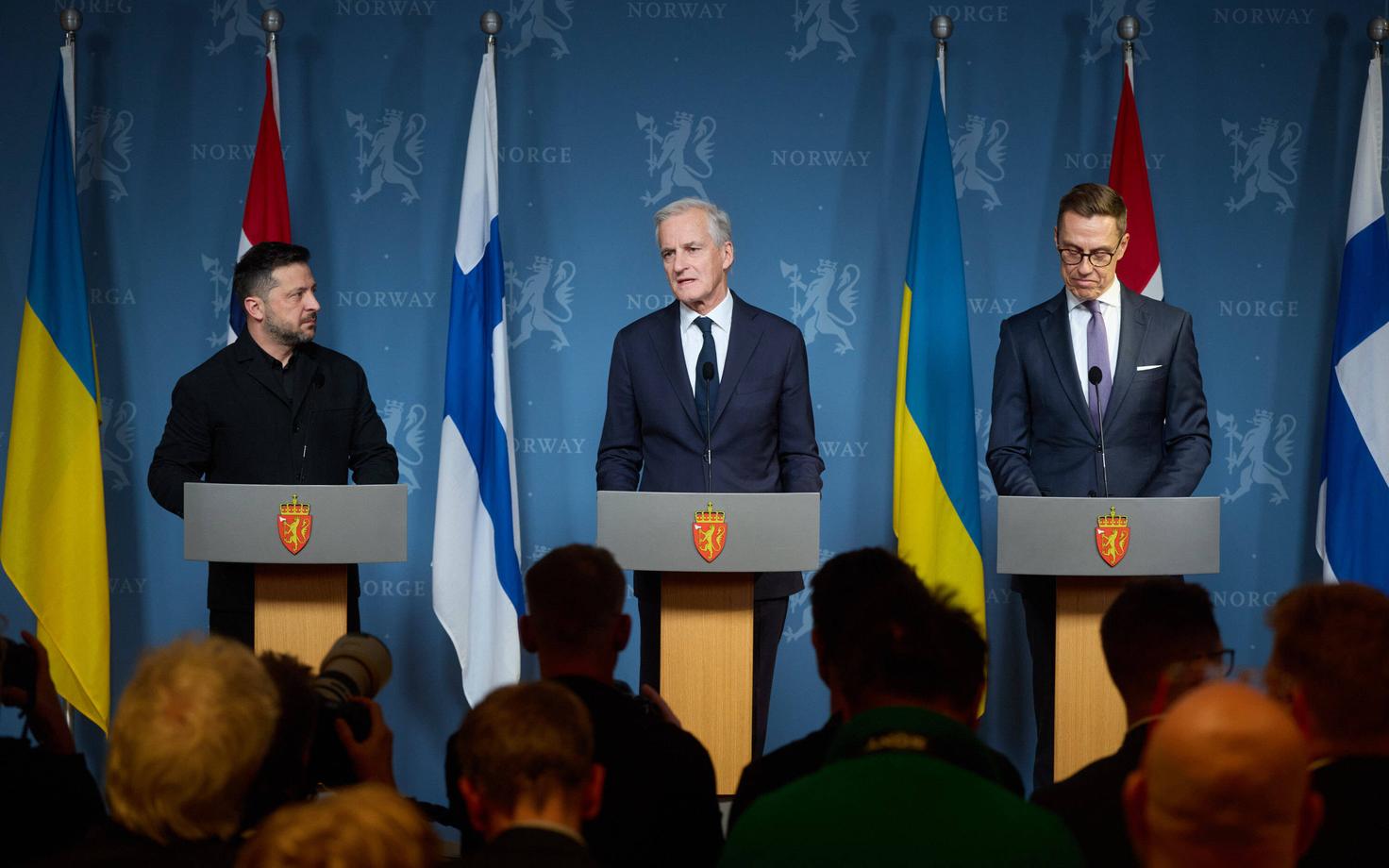 Ukraina president Volodõmõr Zelenski, Norra peaminister Jonas Gahr Støre ja Soome president Alexander Stubb eelmisel nädalal Oslos toimunud kohtumise järel antud pressikonverentsil.