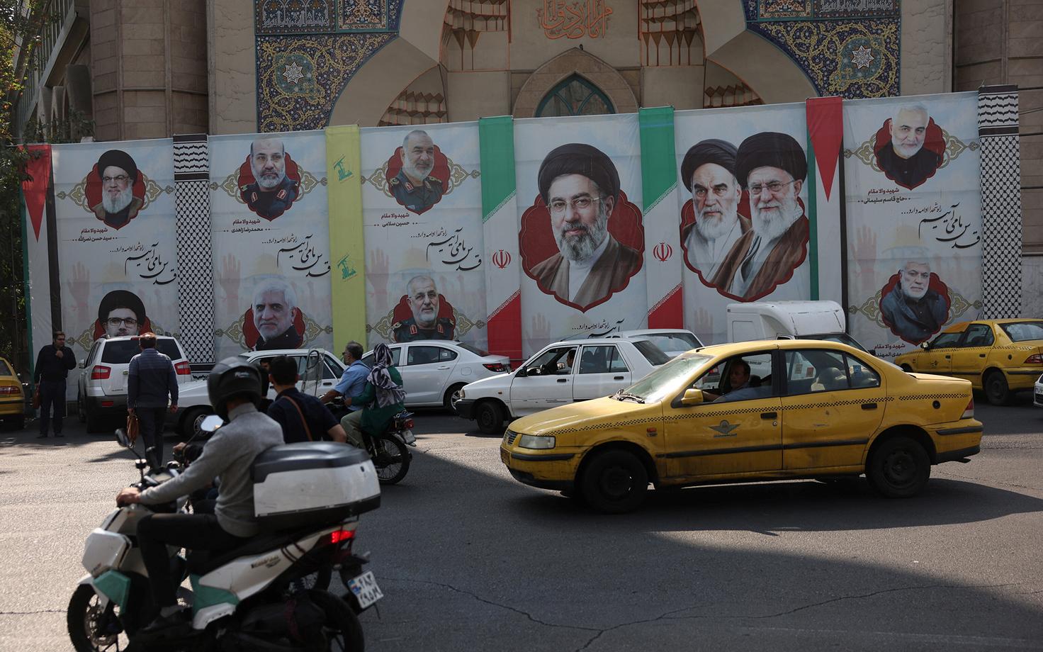 Inimesed sõidavad Teheranis mööda plakatist, millel on kujutatud Iraani kõrgeim juht Mojtaba Khamenei