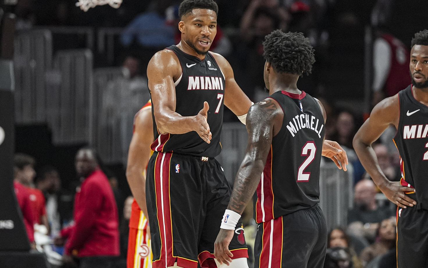 Giannis Antetokounmpo ja Davion Mitchell