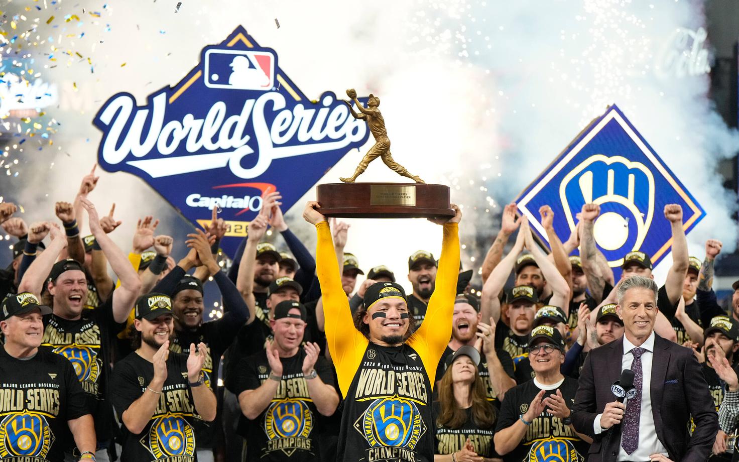 MLB finaalseeria kõige väärtuslikumaks mängijaks nimetatud William Contreras World Seriesi trofeega