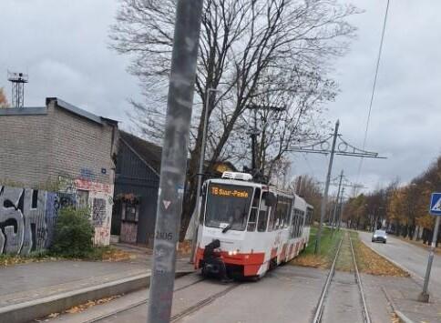 Noor, kes on sõidu ajal väljspool trammi