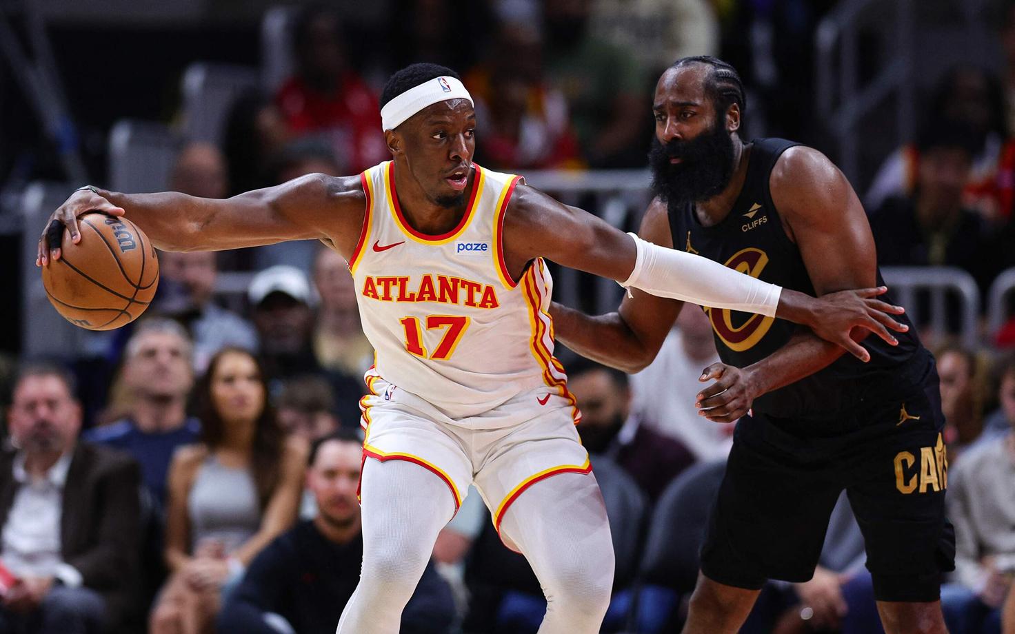 Onyeka Okongwu ja James Harden.