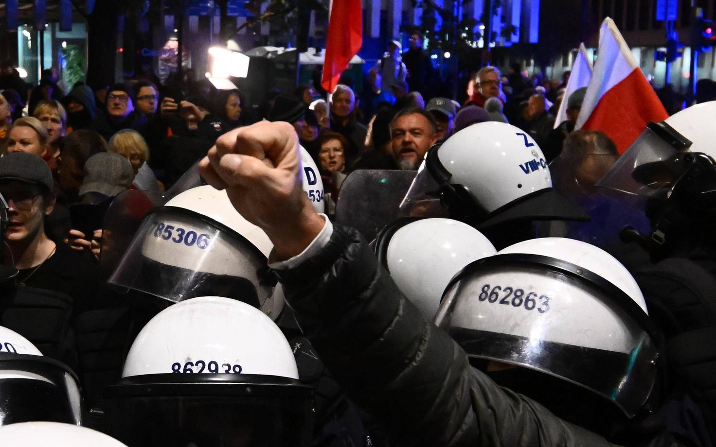 Протесты около здания Конституционного трибунала в Варшаве.