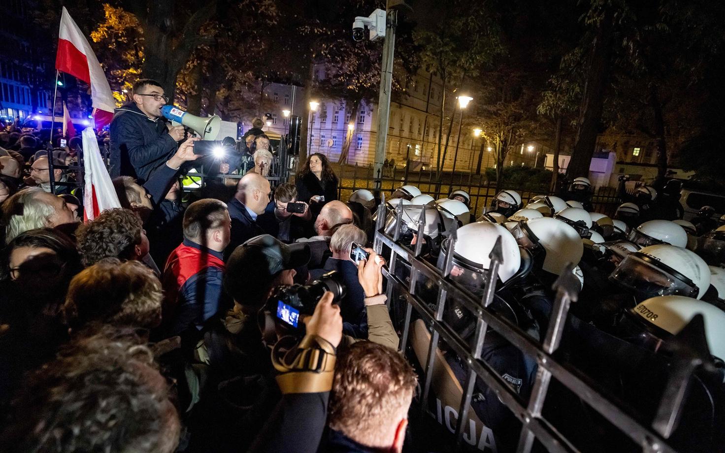 Meeleavaldajad ja politseinikud Varssavis Poola konstitutsioonikohtu hoone juures.